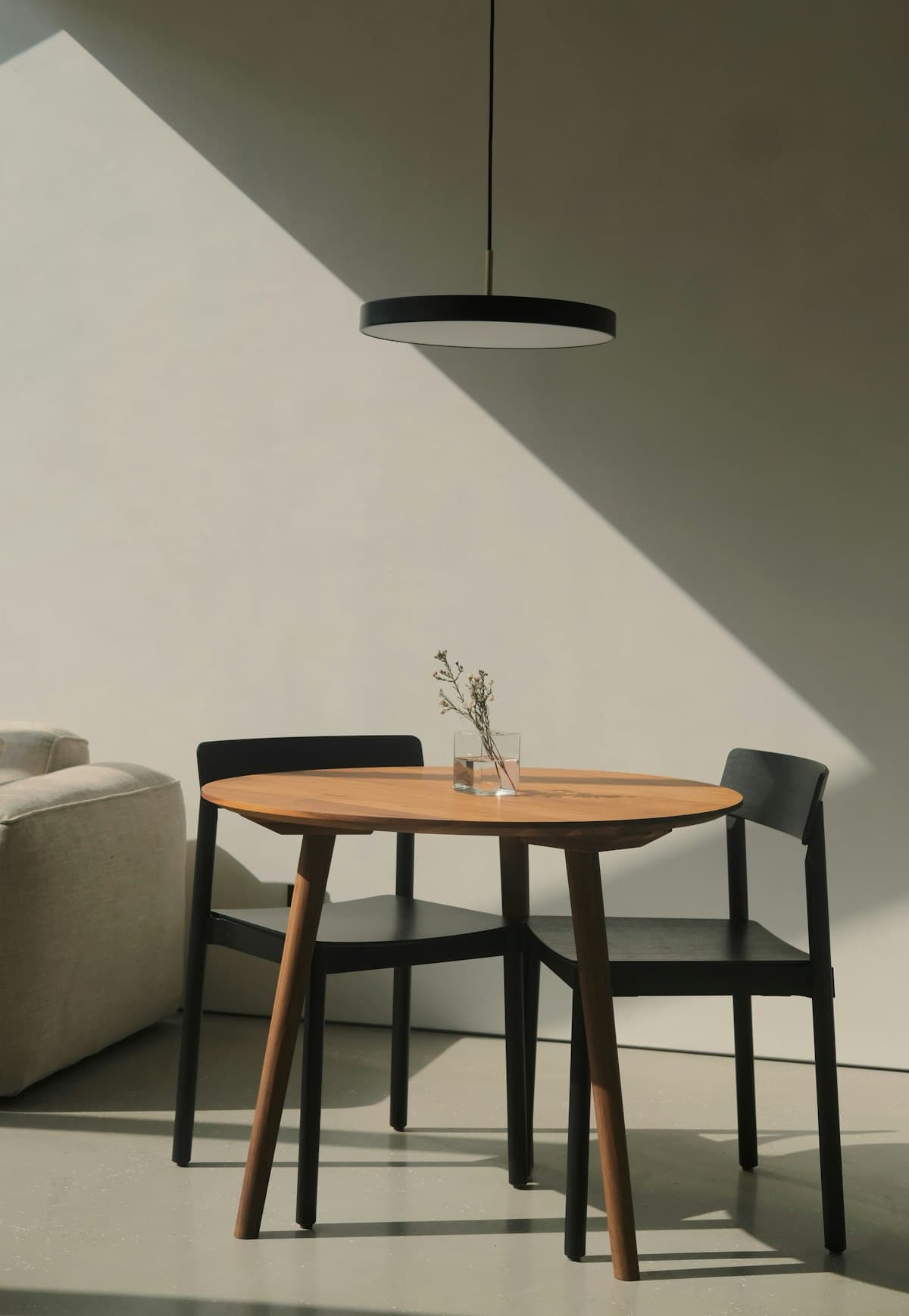 Kondensatas ant langų: kodėl rasoja stiklai ir kaip sustabdyti pelėsį